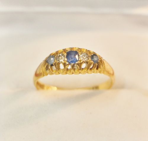 18ct gold saphire diamond ring