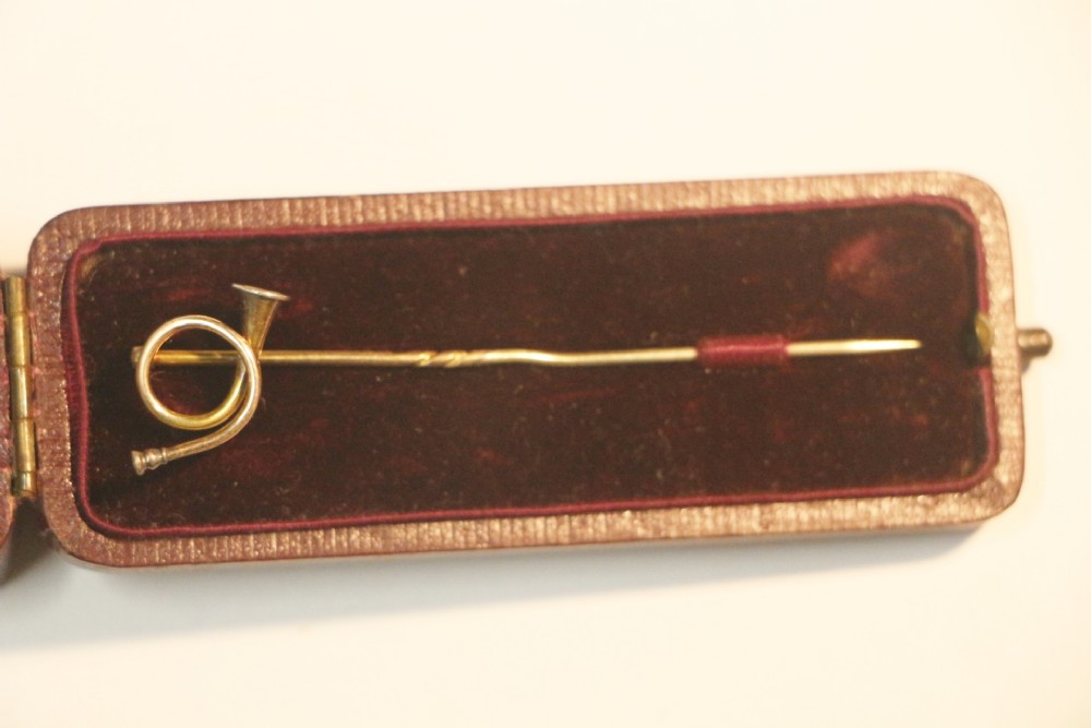 9ct gold hunting bugle pin